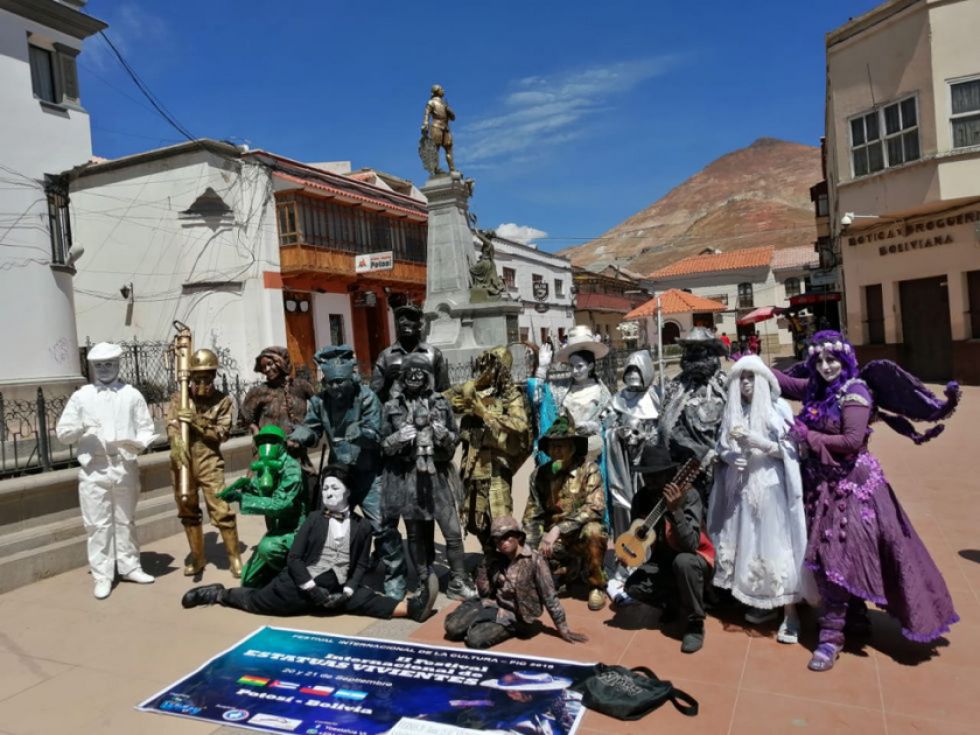 Población se despidió de artistas que se mostraron como estatuas humanas
