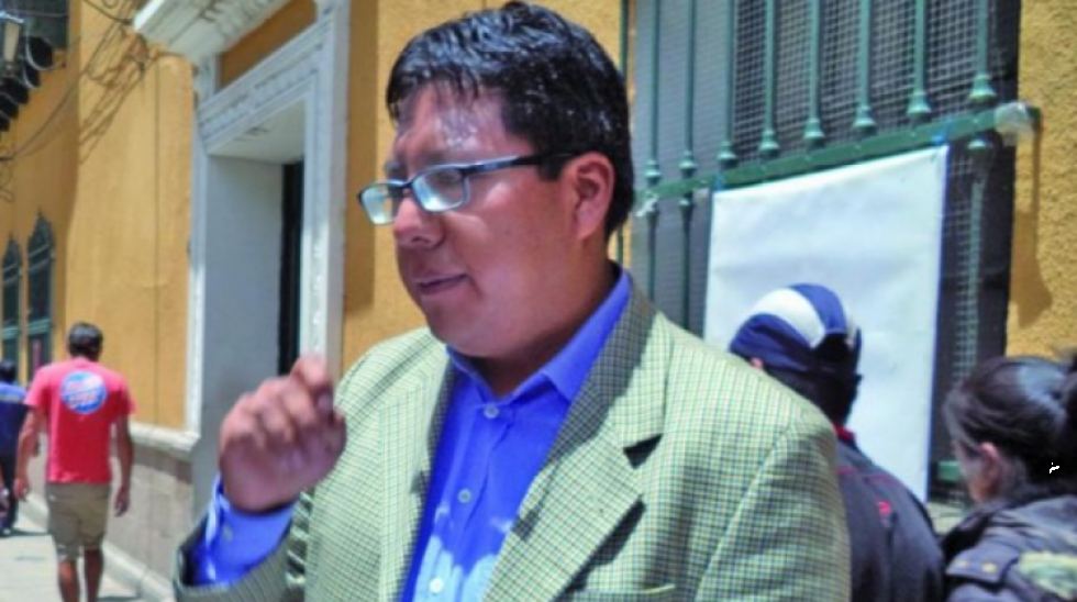 Concejal del MAS agrede a un candidato de Bolivia Dice No