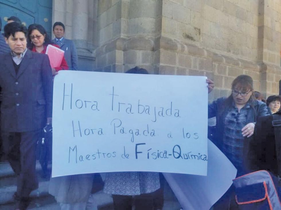 El magisterio urbano demanda el pago de  horas de física y química