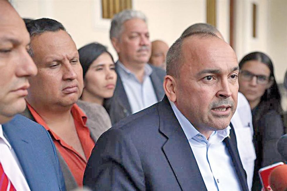 Los diputados chavistas interrumpen "autoexilio"