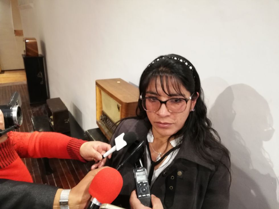 Dopan a una adolescente y abusan de ella