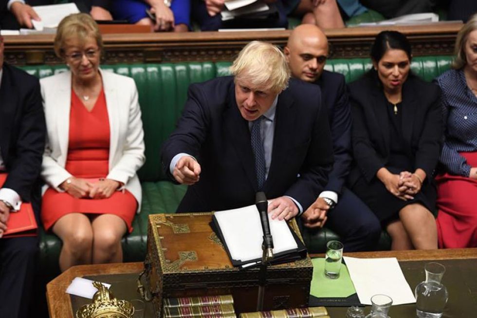 Johnson lanza un desafío y pide moción de censura