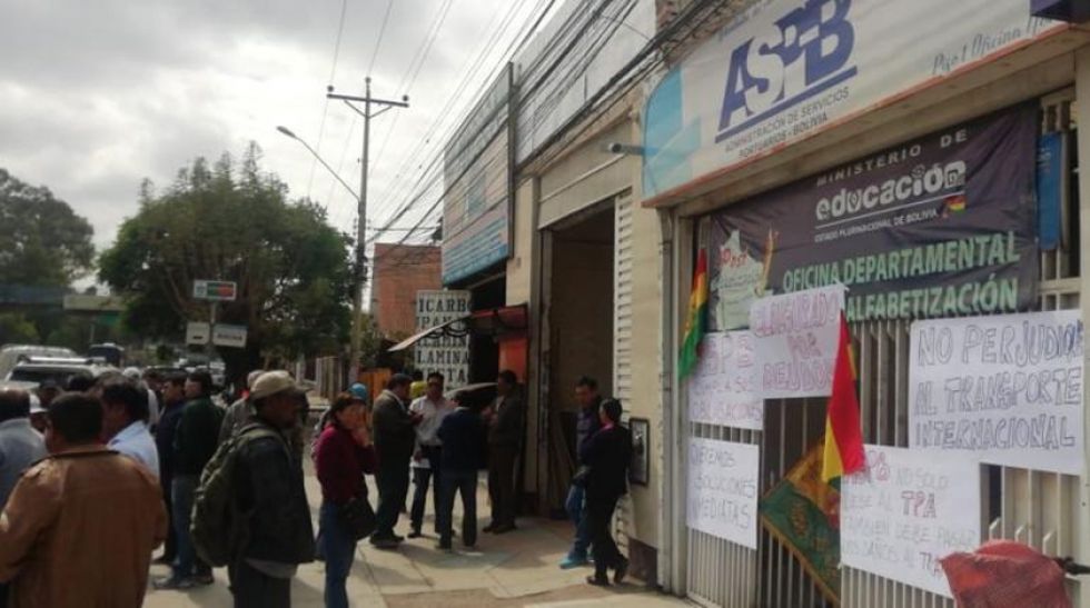 Transportistas anuncian movilizaciones en Chile y Bolivia por tarifas