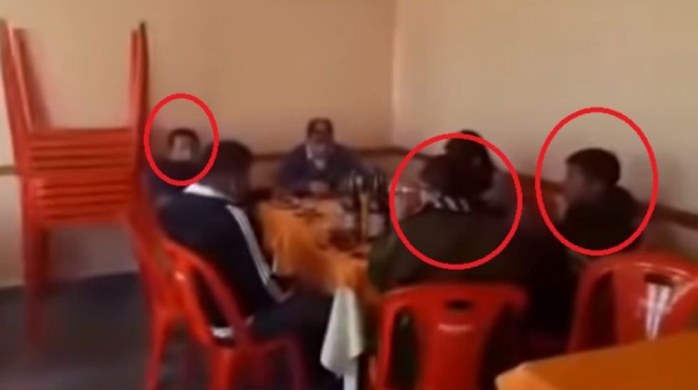 Sucre: sorprenden a policías y reos comiendo y bebiendo