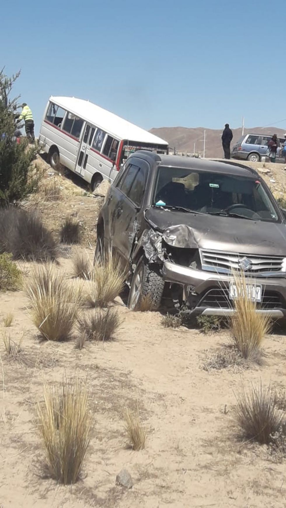 Choque de autos deja 16 personas heridas