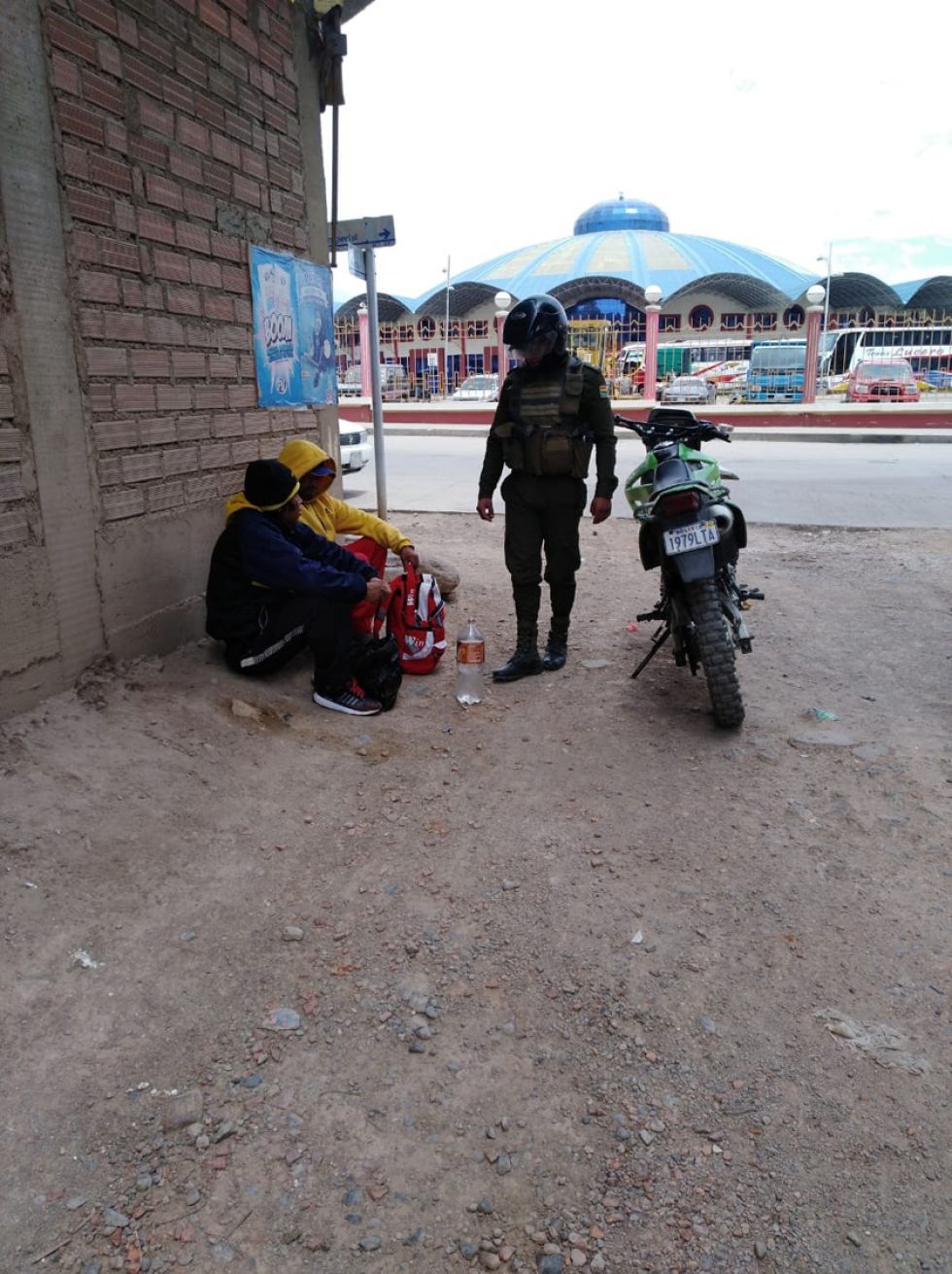 Policía recupera espacios públicos que son usados para beber