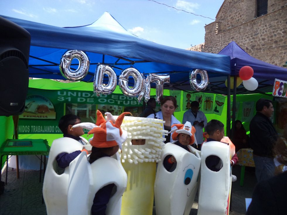Promueven la salud oral y su cuidado en una feria