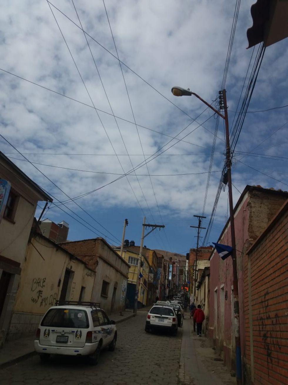 Llallagua amanece con cielo parcialmente nublado