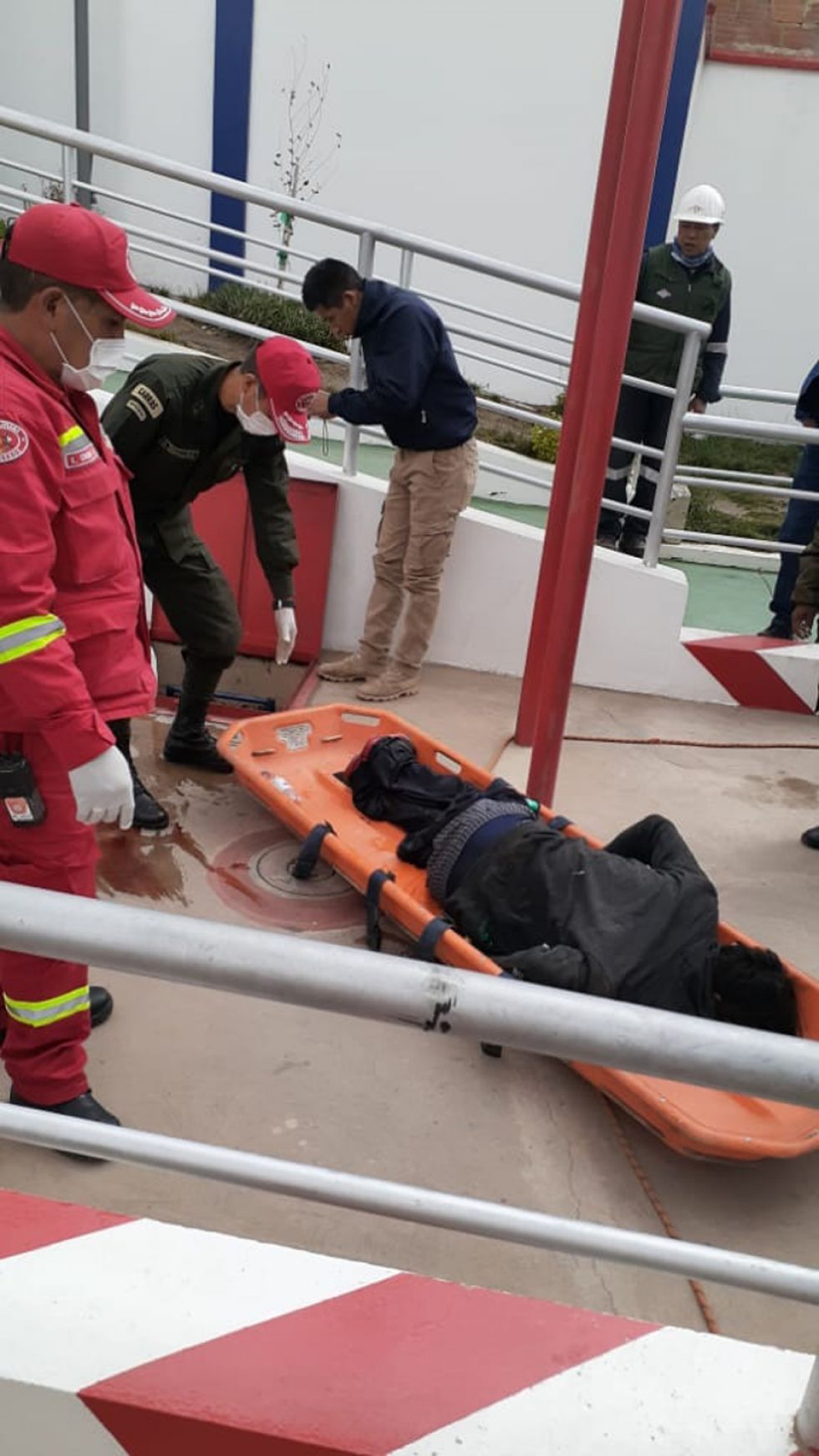 Rescatan un cadáver de un tanque de combustible