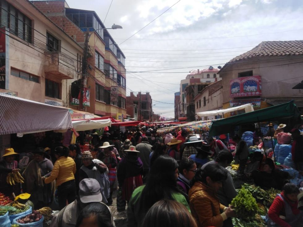 Gente acude a los mercados antes del inicio de las medidas de Comcipo