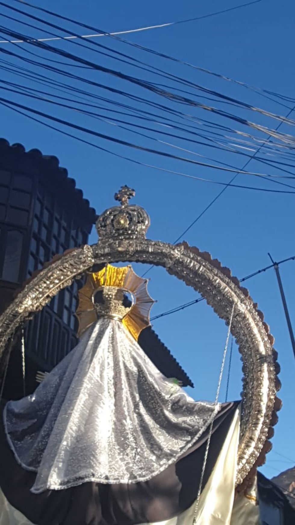 Procesión de la Virgen de la Merced sorteó varios cables