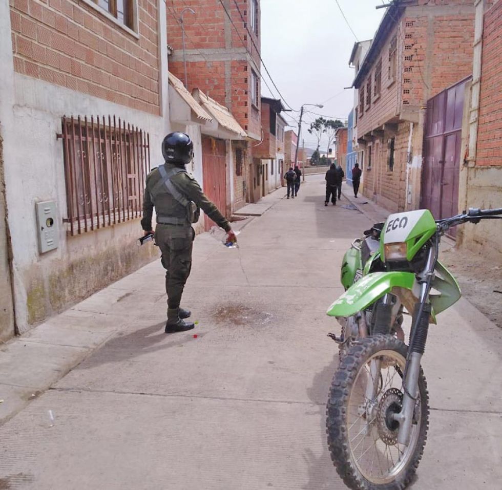 Ebria aparece desnuda en lugar desconocido