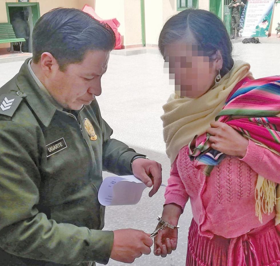 Mujer dice que fue obligada a dar "jugo" a su primogénita