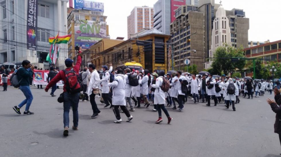 Médicos piden respuesta por escrito a la ministra Montaño para dialogar