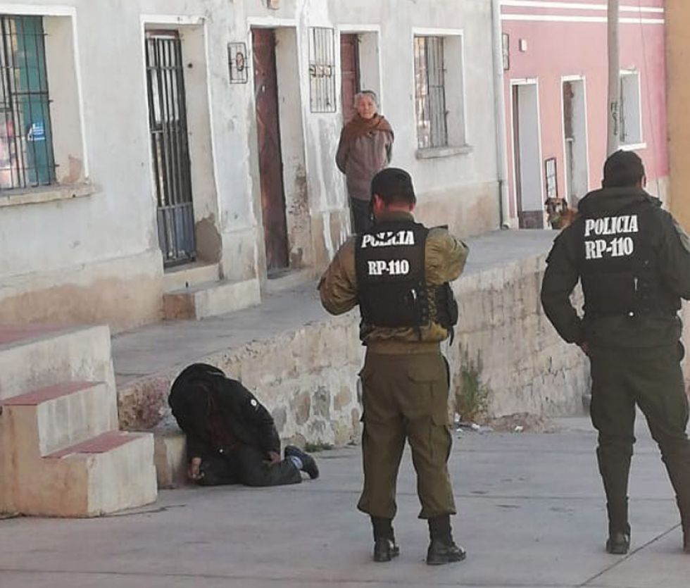 Un hombre muere de rodillas en una calle