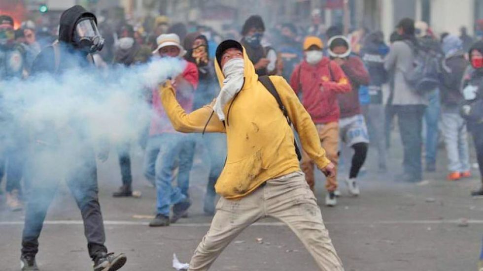Sigue la tensión en Ecuador tras  peleas entre policías e indígenas