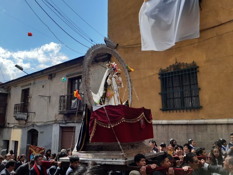 Procesión de la Virgen del Rosario recorre las calles de Potosí