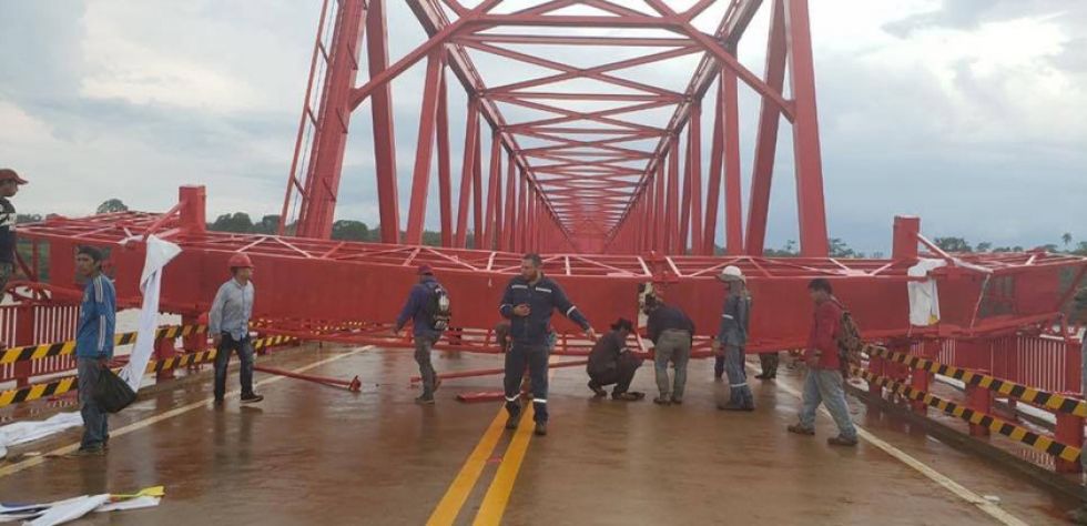 Vientos provocan caída de una pasarela de fierro sobre un nuevo puente