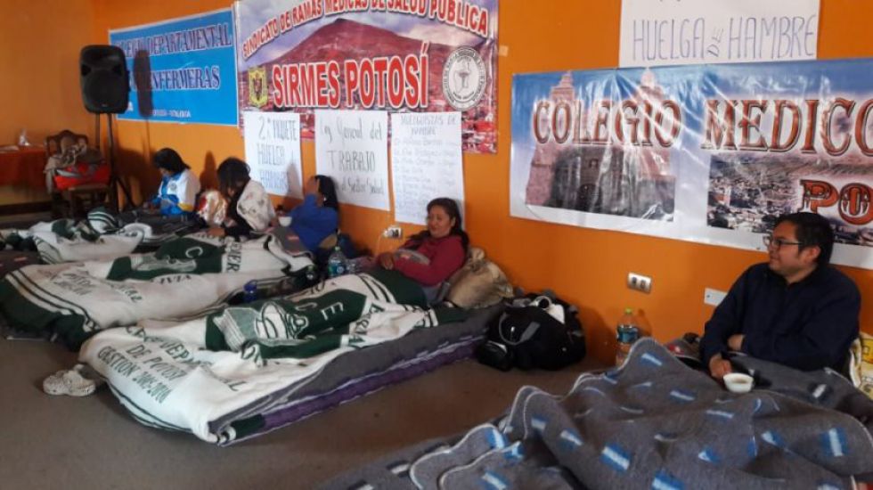 Médicos mantienen piquetes y las medidas de presión
