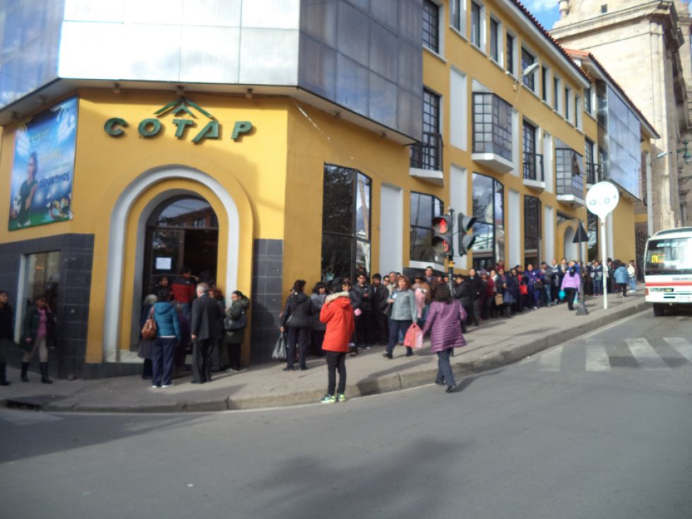 Largas filas se registran para el pago de facturas de COTAP