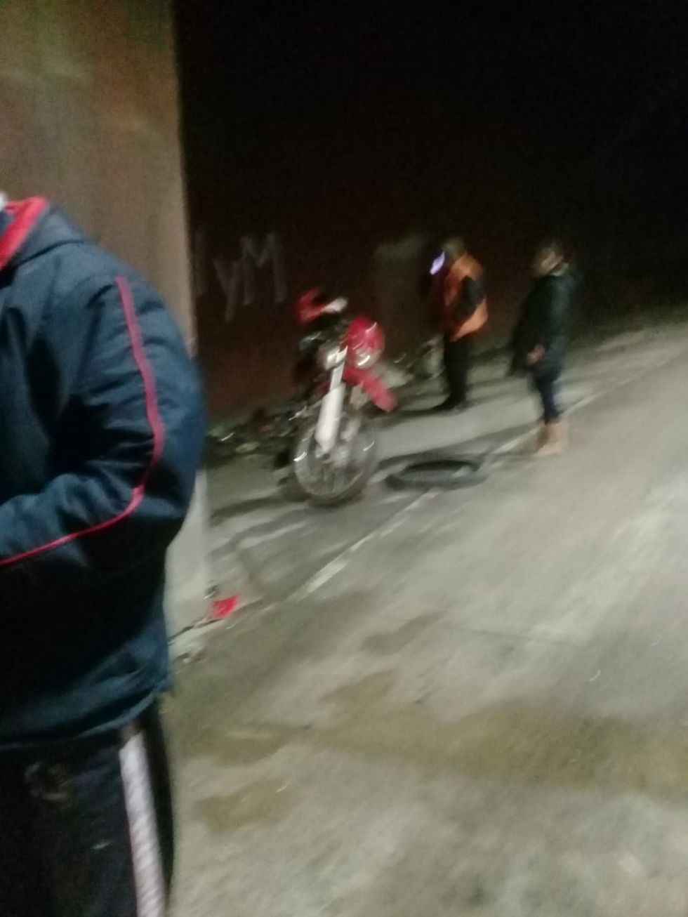 Dos personas resultan heridas tras estrellarse contra un muro