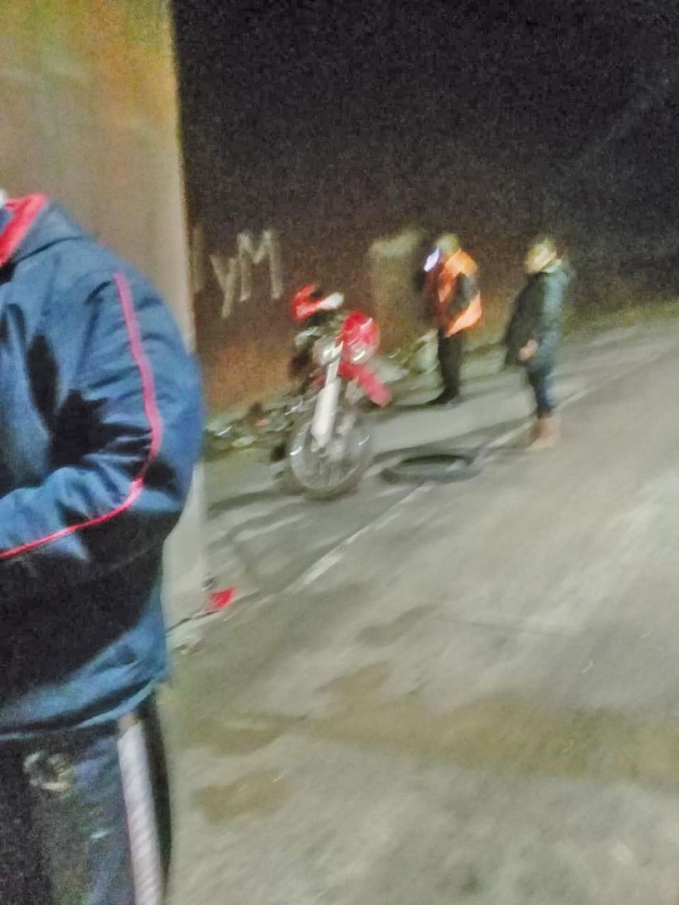 Dos personas resultan heridas tras estrellarse contra un muro