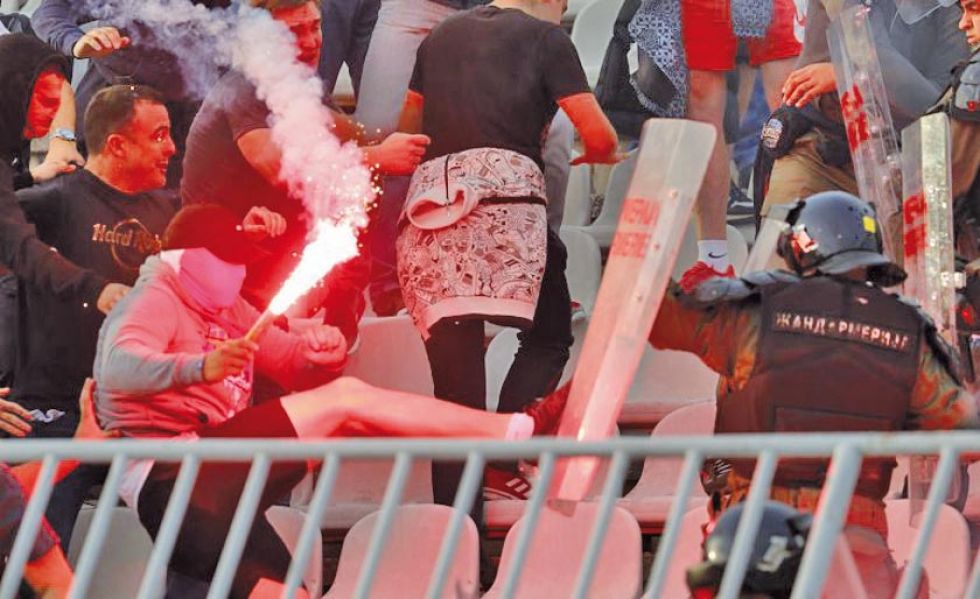 La UEFA sanciona a la selección de Serbia por incidentes racistas de hinchas