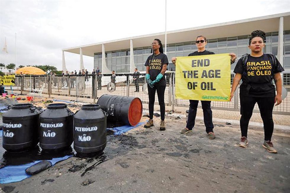 Brasil: Protestan contra derrame de crudo en el mar