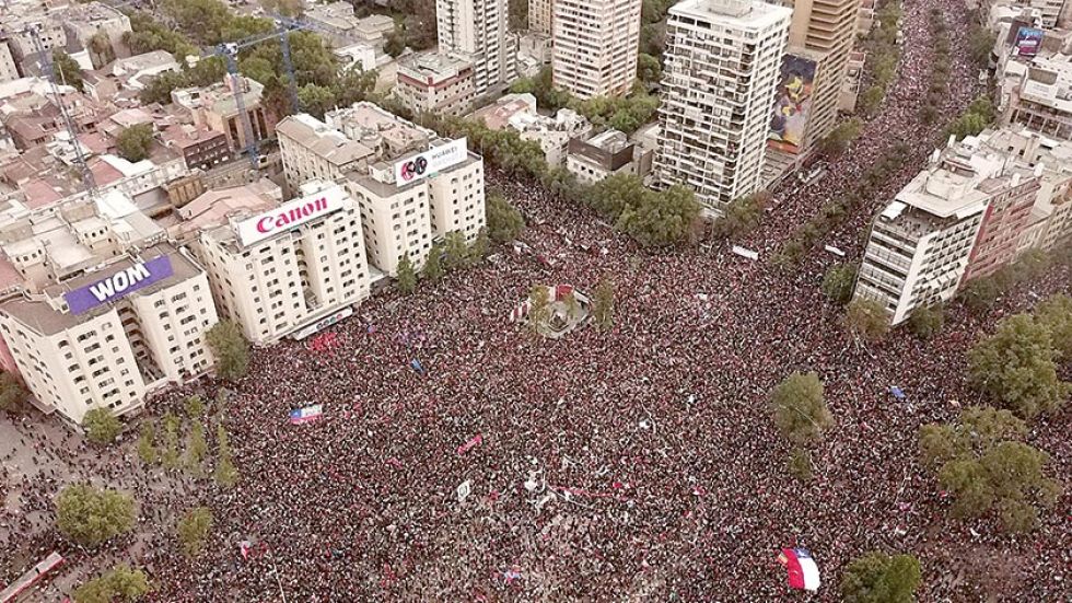 Multitudinaria marcha pide renuncia de Piñera