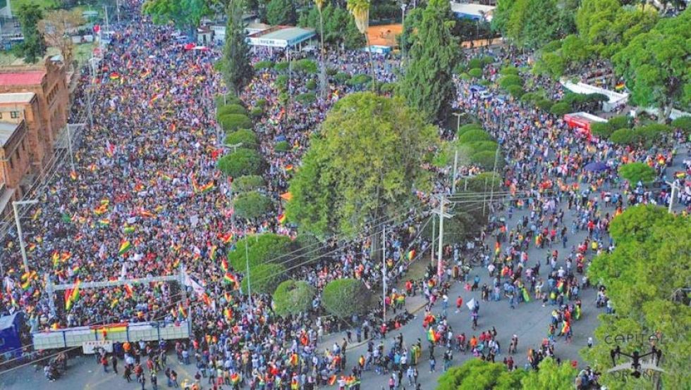 Cabildos de Sucre y Cochabamba definen el cerco a instituciones