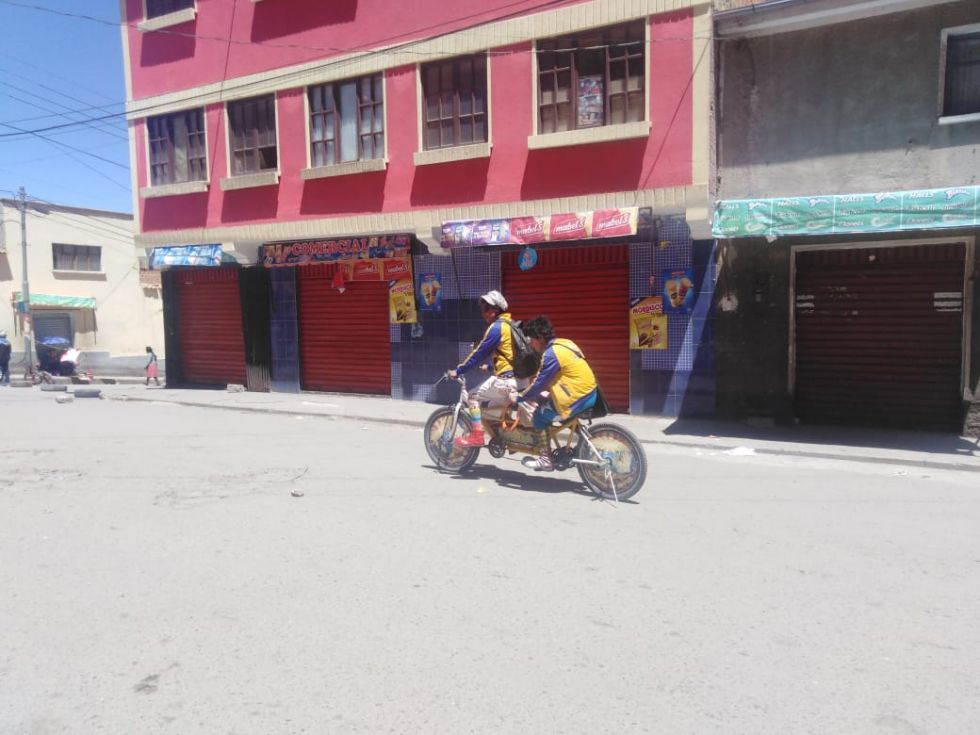 Los payasitos sortean los bloqueos con su doble bici para ir a alegrar a los niños