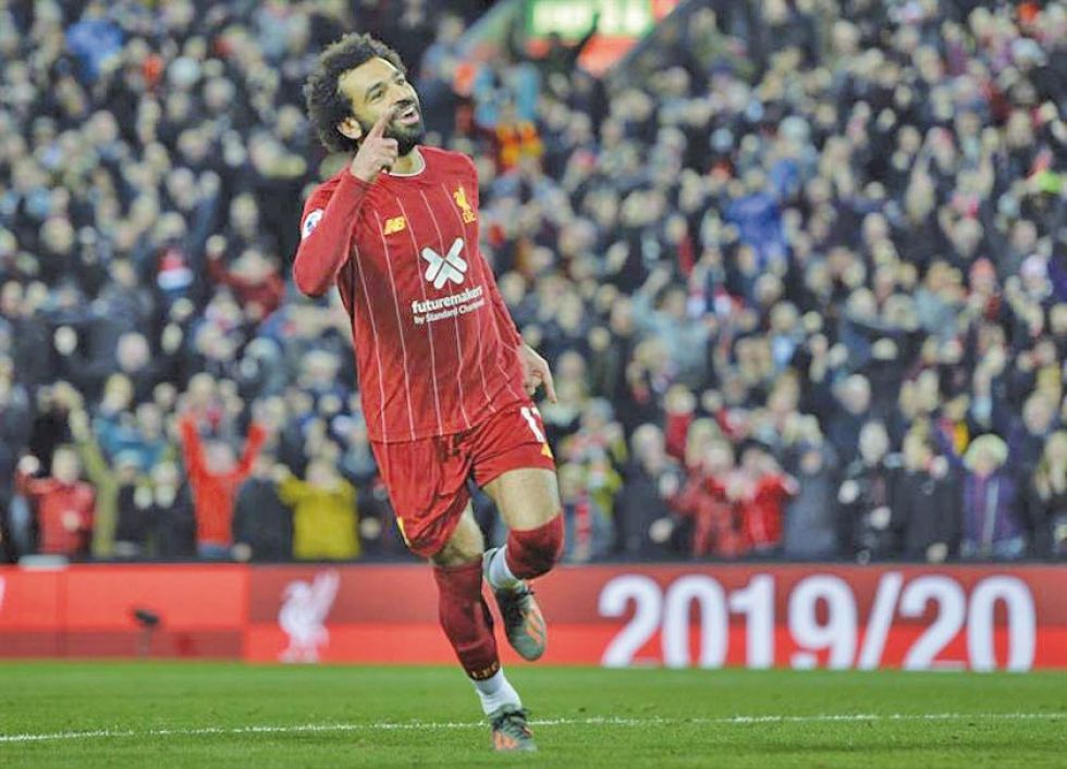 Liverpool vence a Tottenham 2-1 y se afianza en la cima