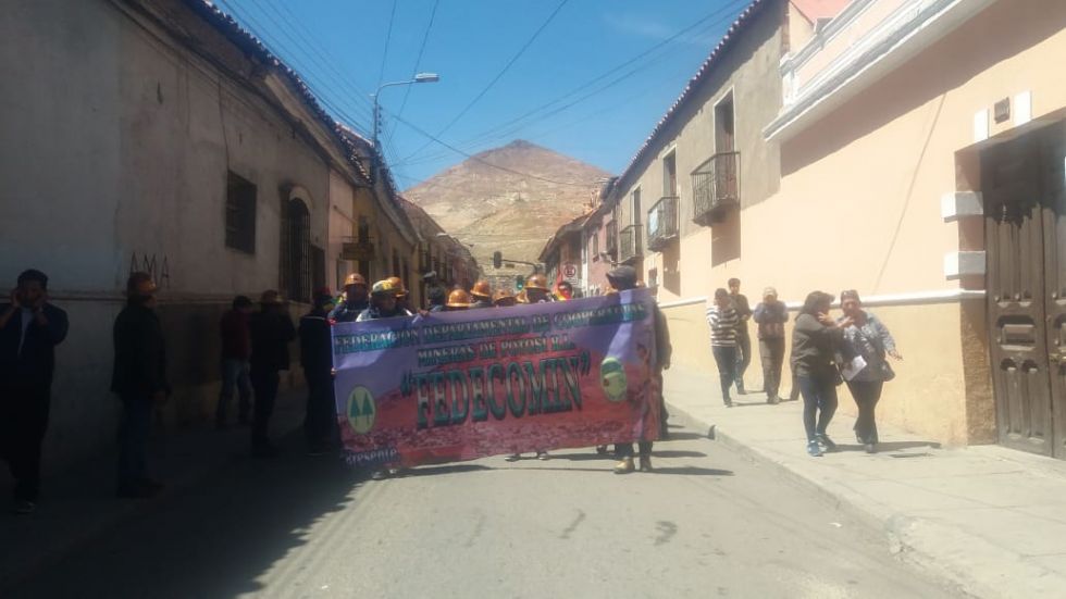 Partió la marcha de los cooperativistas mineros