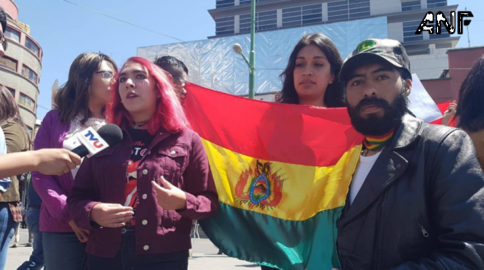 Jóvenes anuncian denuncia internacional contra Evo por actos "antidemocráticos"