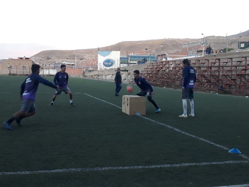 El técnico Ferrufino se enfoca en el trato del balón y la definición en Real Potosí