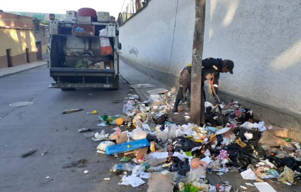 Emap recoge la basura en medio del conflicto social