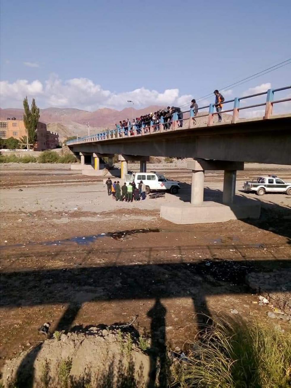Hallan a un periodista debajo de un puente
