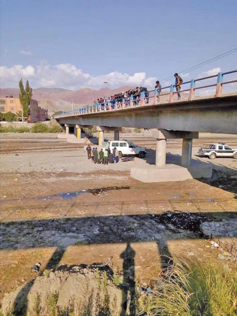 Buscan al hombre que lanzó a un periodista desde un puente 
