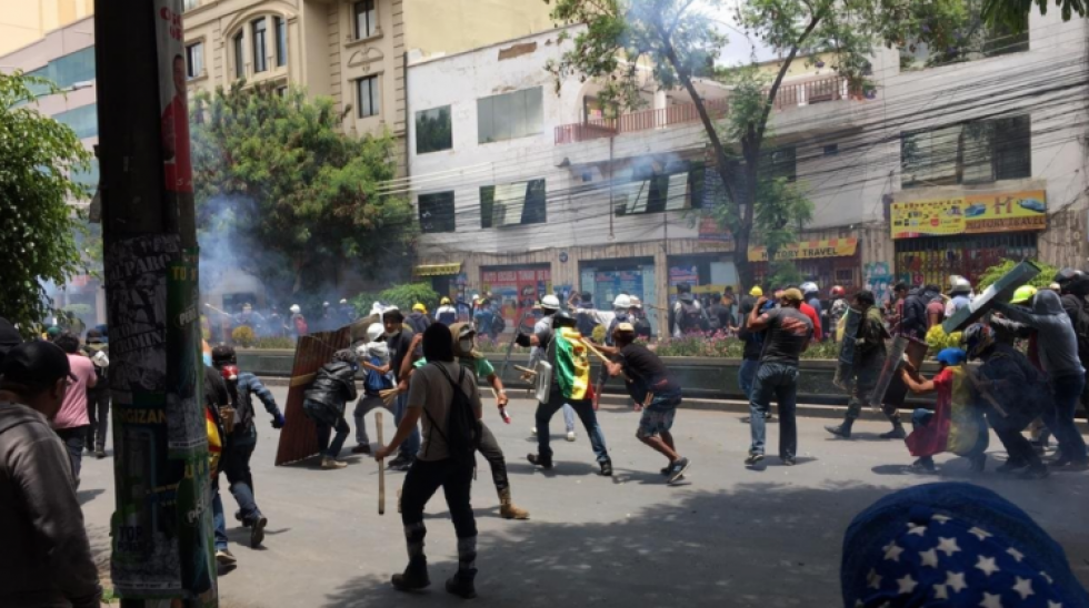 Cochabamba: Cocaleros del MAS y miembros de la Resistencia Juvenil Cochala se enfrentan