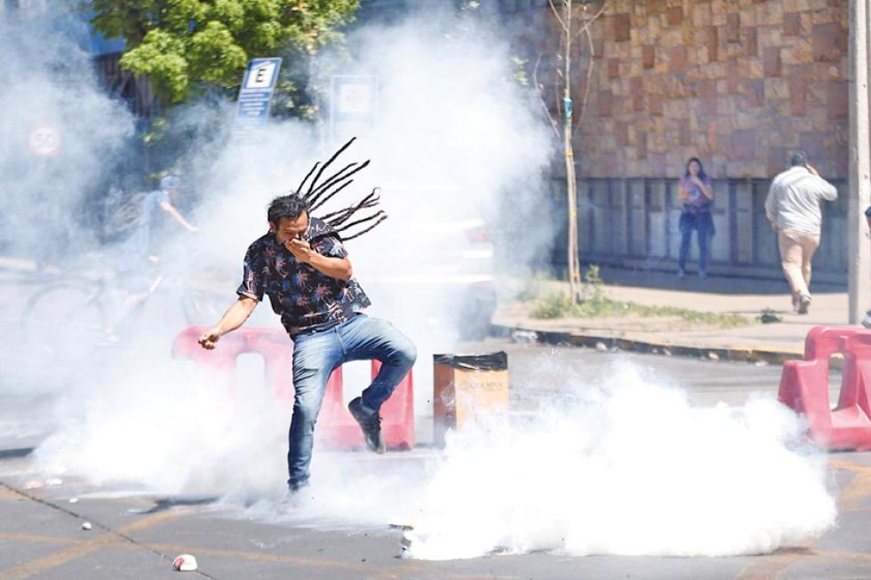 Violencia vuelve a apoderarse de protestas callejeras de Chile