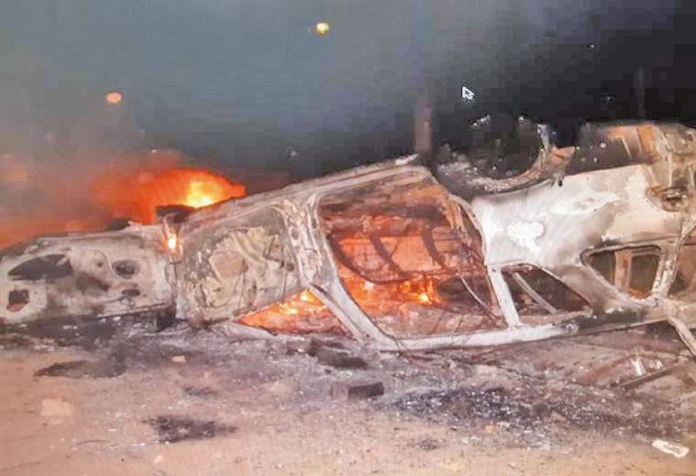 Conductor rocía gasolina a un punto de bloqueo en Trinidad