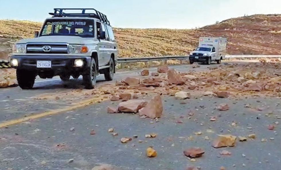 Defensoría del Pueblo acompaña a ambulancia que busca llegar a La Paz