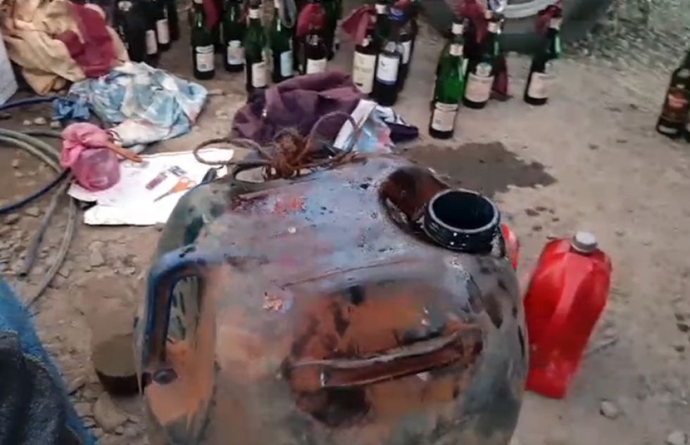Hallan “arsenal” de bombas molotov en un presunto garaje del Estado