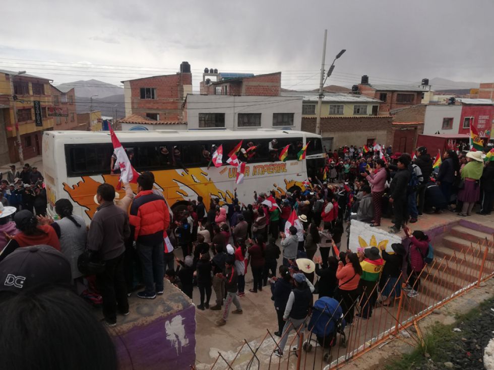 Centenar de buses partió con cooperativistas a La Paz