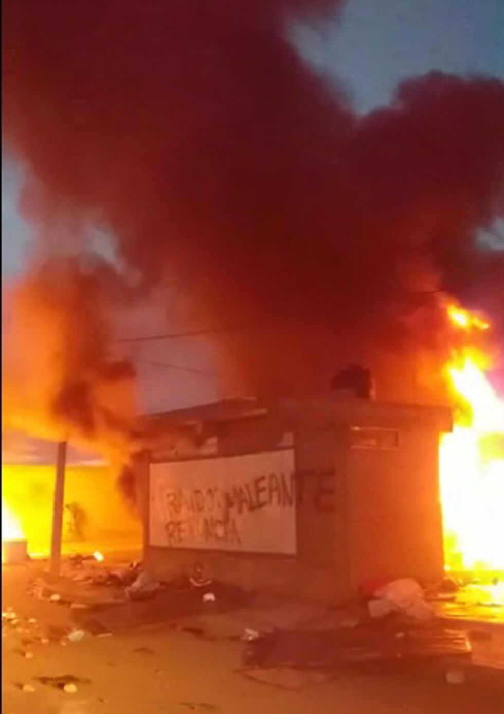 Oruro: queman la casa del gobernador Víctor Hugo Vásquez