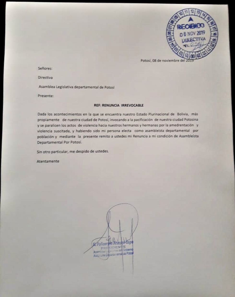 Policarpio Acarapi presenta su carta de renuncia