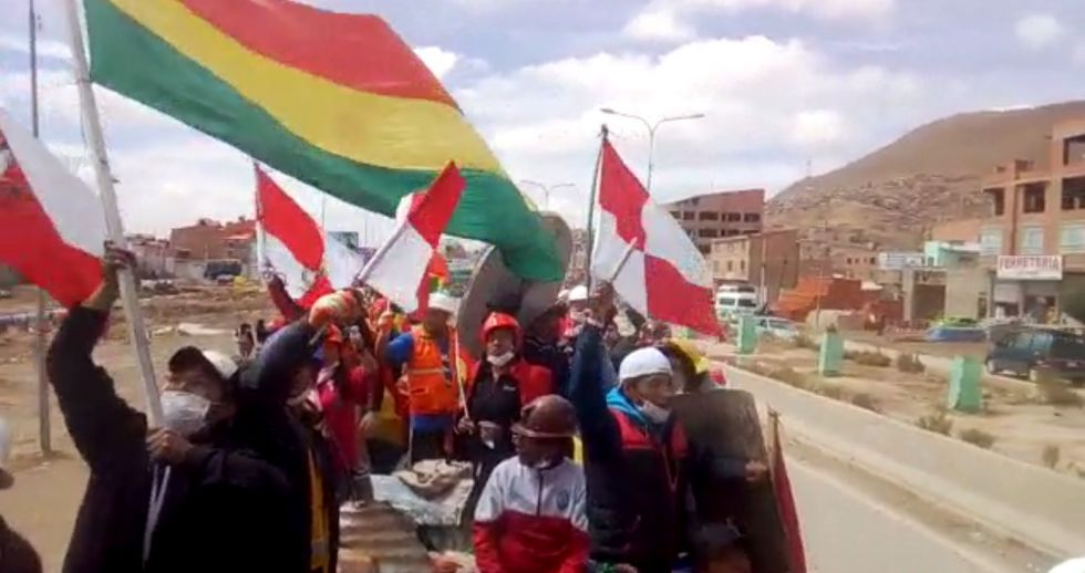 Videos. Universitarios van en tráiler de Oruro a La Paz