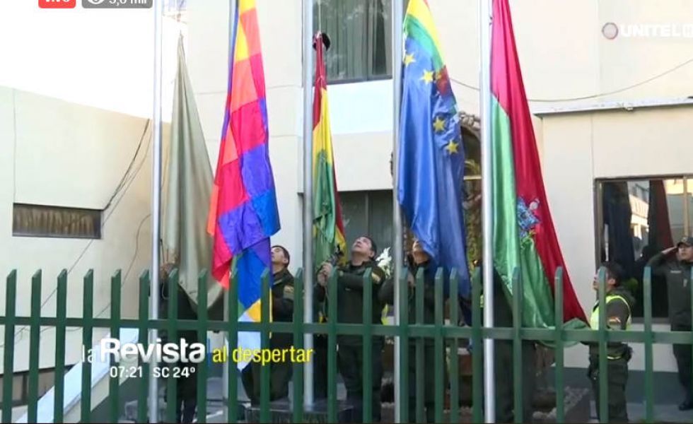 La Policía realiza acto de desagravio a la wiphala