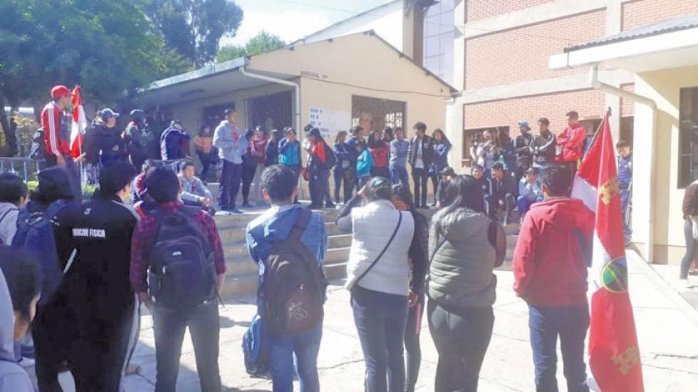 Normalistas piden renuncia de autoridades educativas