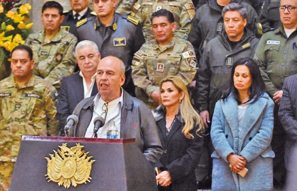 Ministro Murillo rescata a sus familiares que corrían peligro en la selva